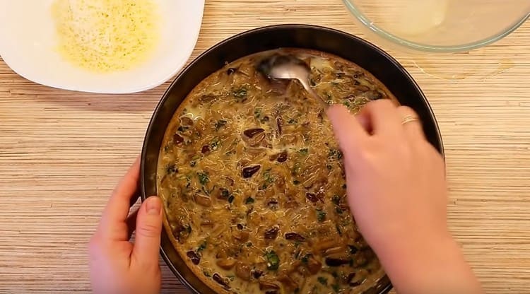 Encha o recheio com recheio, distribua-o levemente com uma colher.