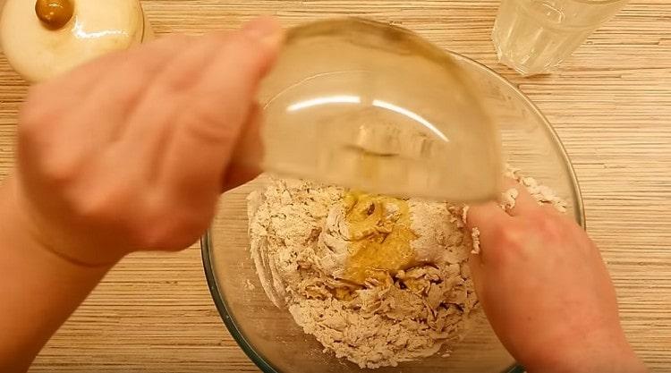 Adicione o azeite e amasse a massa.