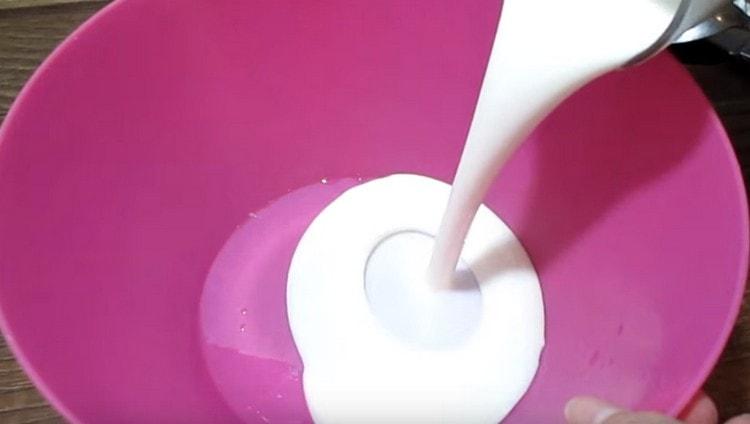 Häll kefir i en skål för att förbereda degen.