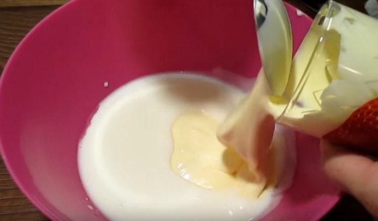 Tillsätt majonnäs i kefir.