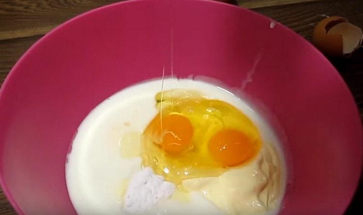 Vi slår ägg till de flytande komponenterna, tillsätt läsk.