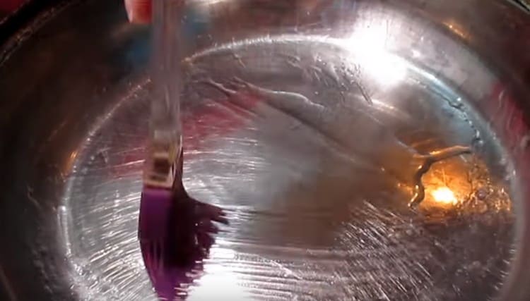 Smörj kakan med vegetabilisk olja.