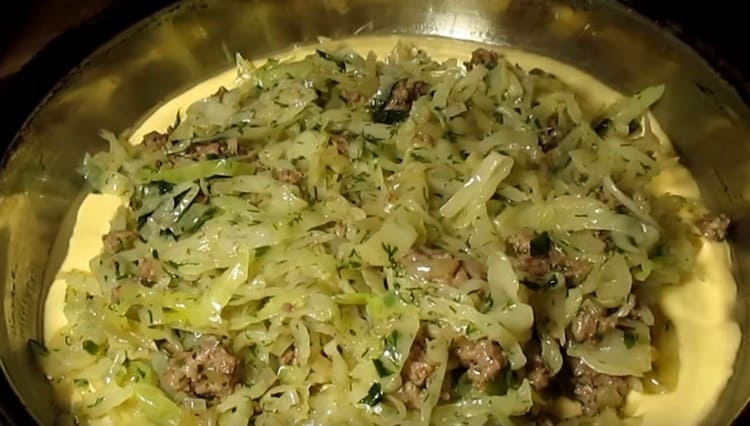 Sprid försiktigt fyllningen så att den inte vidrör formens sidor.