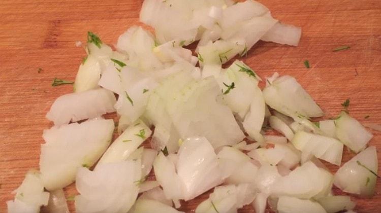 טוחנים את הבצל.