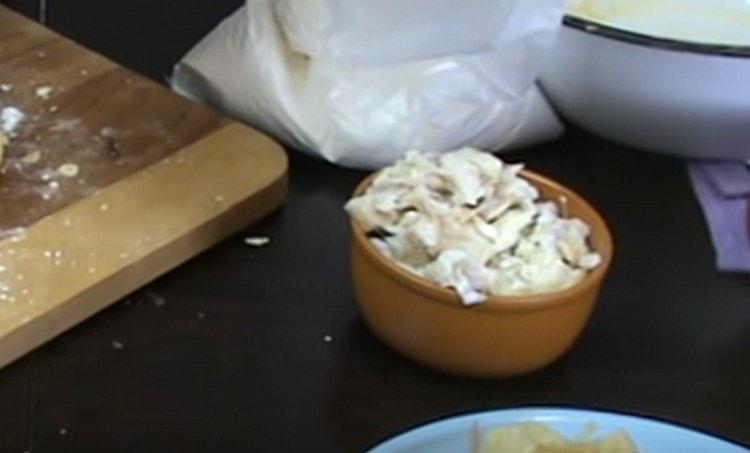 אנו מחלקים את הדגים המבושלים לחתיכות.