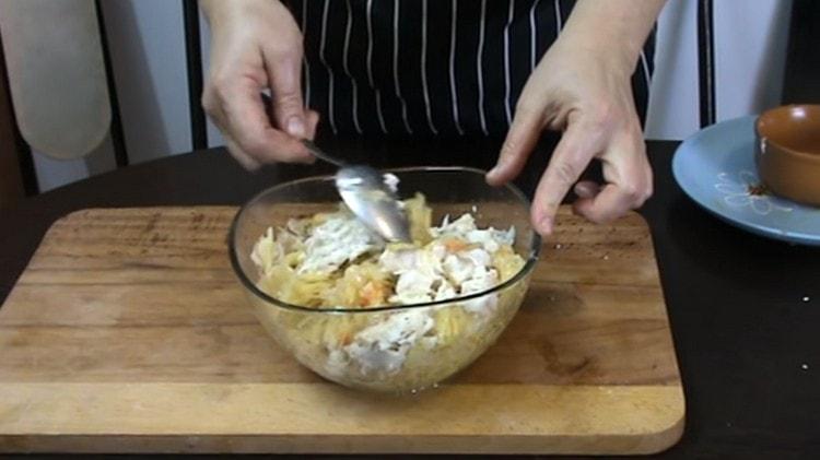 מערבבים חתיכות דגים עם כרוב.