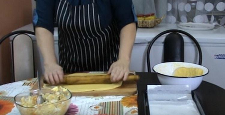 מרדדים את מרבית הבצק בעזרת מערוך.