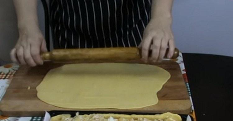 אנו מרדדים חלק אחר מהבצק.