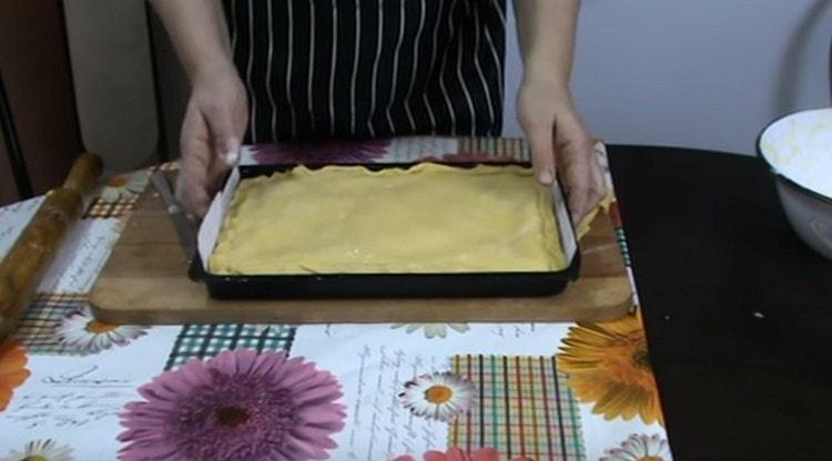 יש צורך לצבוט בזהירות את שולי הבצק.