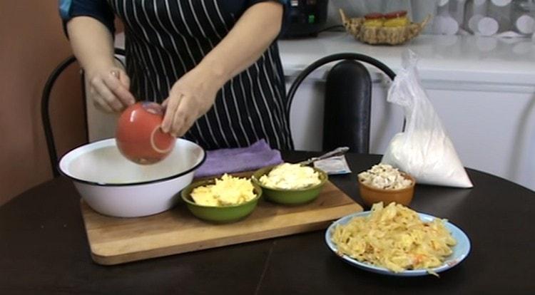 טורפים ביצים ושופכים לקערה.