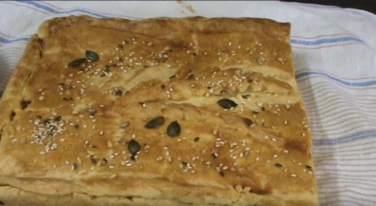 פשטידה כזו עם כרוב ודגים מאוד לבבית וטעימה.