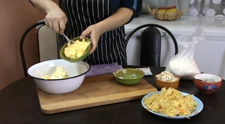 מוסיפים לביצים חמאה מרוככת ושמנת חמוצה.