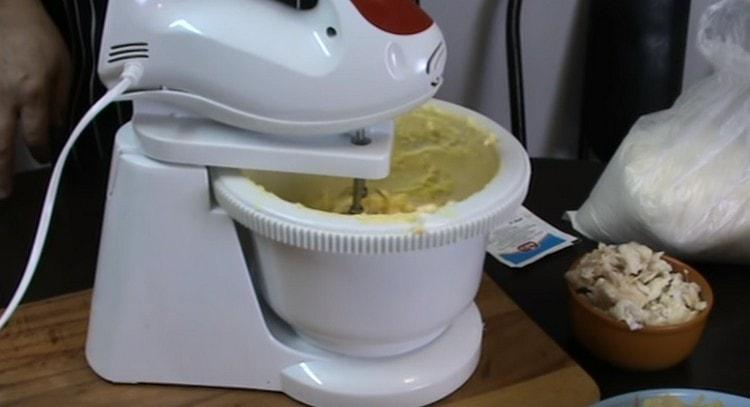 בעזרת מערבל מקציפים היטב את מסת הביצה עם שמנת חמוצה וחמאה.
