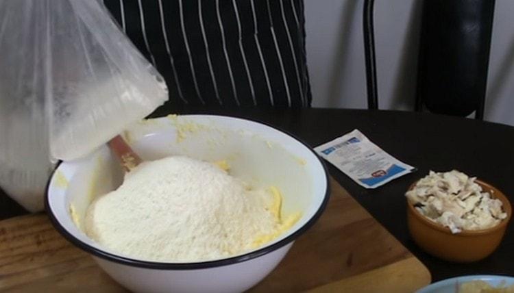 הוסף קמח למסה זו.