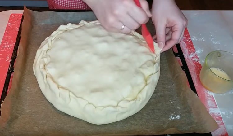 Battre le jaune et graisser le gâteau.