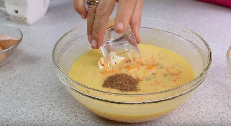 Para dar sabor, adicione canela e um pouco de noz-moscada.