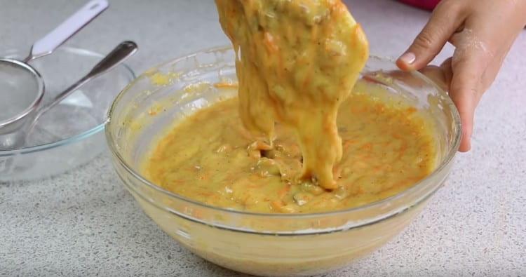 Por consistência, a massa deve parecer creme azedo espesso.