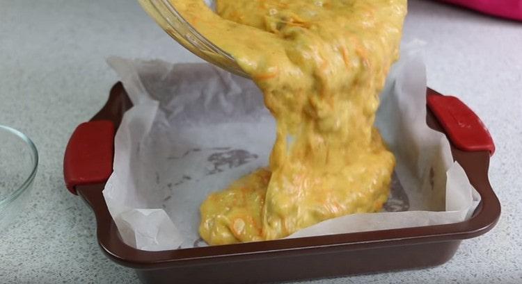 Despeje a massa em uma forma coberta de pergaminho.