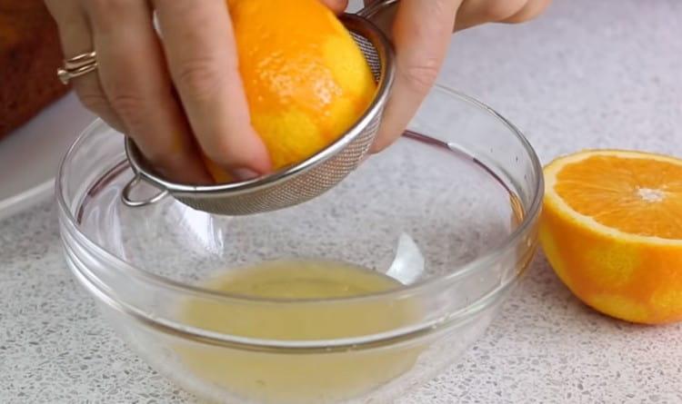 Para a preparação do esmalte, você precisará do suco de meia laranja.
