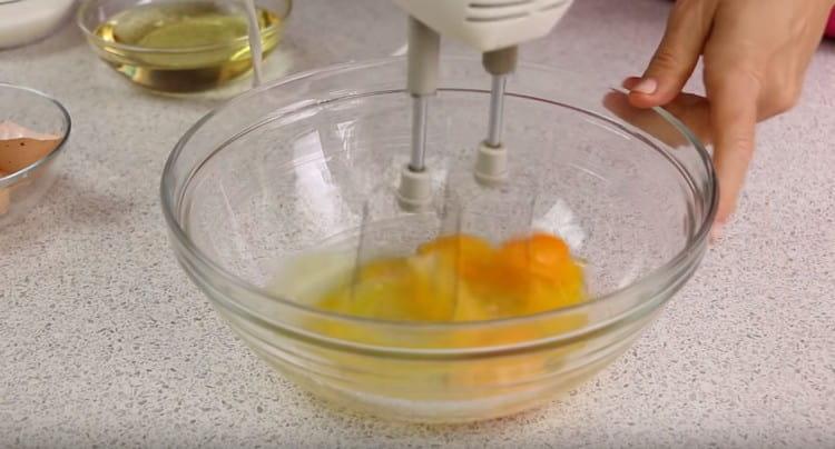 Misture os ovos com uma batedeira.