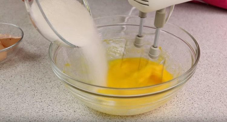 Batendo ovos, introduzimos açúcar neles.