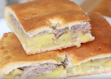 Pastel jugoso con carne y papas de masa de levadura
