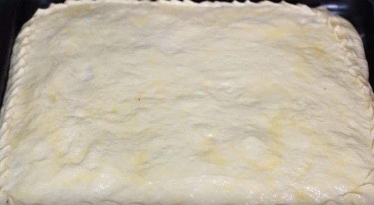 Antes de enviar al horno, el pastel debe engrasarse con un huevo batido.