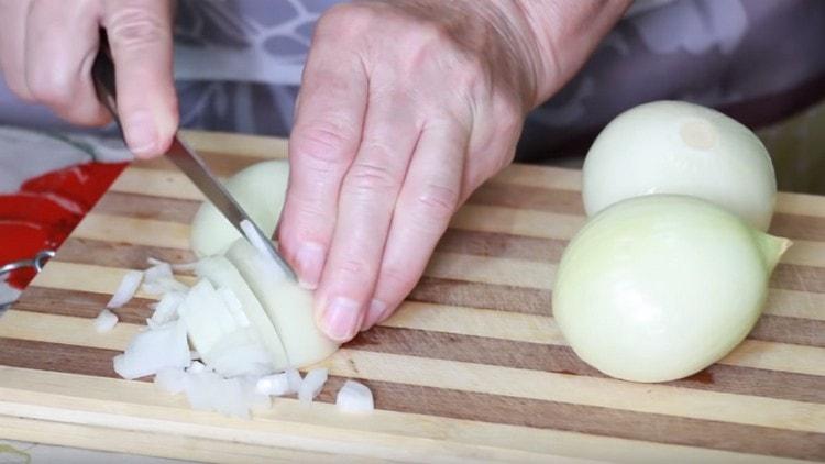 Moler cebollas.