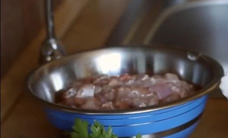 Cortamos a carne e passamos por um moedor de carne.