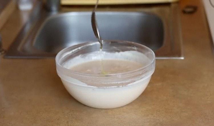 Adicione o óleo vegetal à massa.