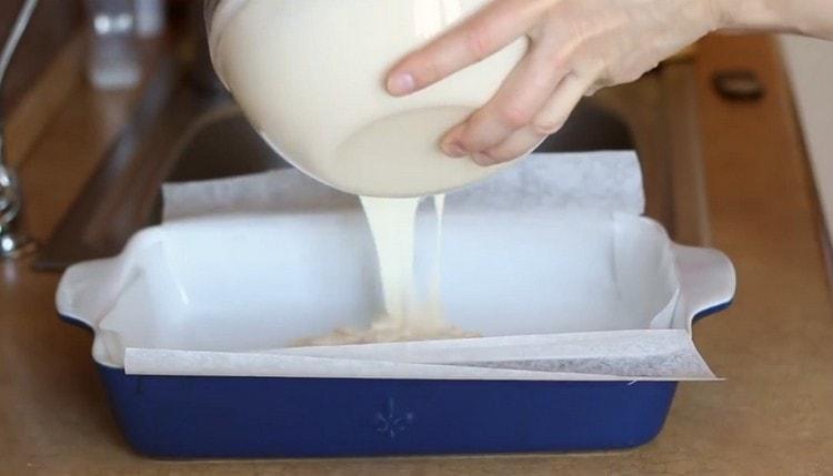 A maior parte da massa é despejada em um molde.