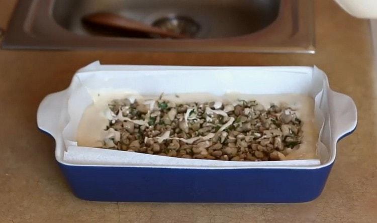 Com uma camada uniforme, espalhamos o recheio sobre a massa, retirando 2-3 cm das bordas.