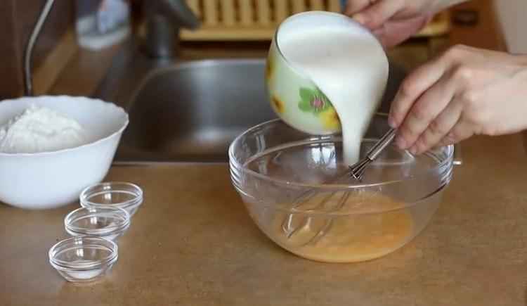 Com um batedor, bata os ovos e adicione kefir a eles.