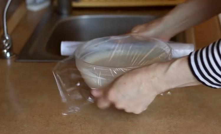 Cubra a massa com filme plástico.