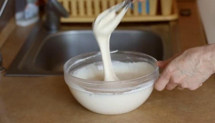 A massa deve ficar bem grossa.