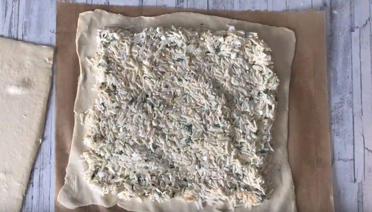 Distribuya el relleno de manera uniforme sobre la masa.