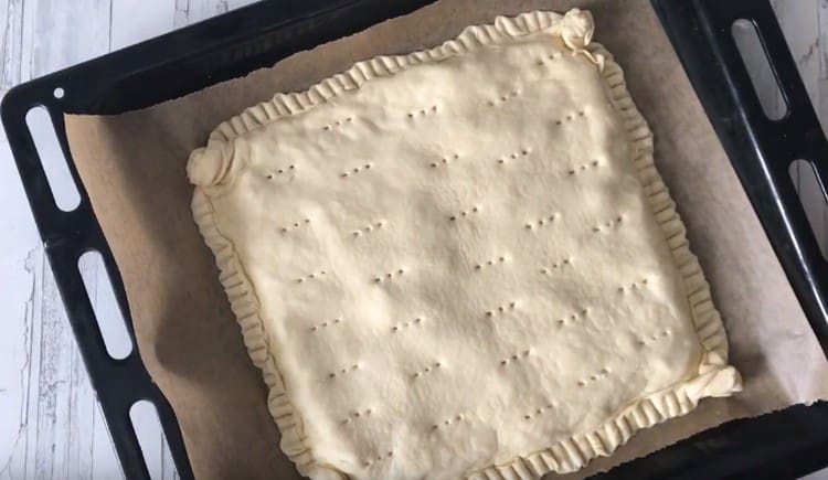 Para evitar que el pastel se hinche, pinche con un tenedor.