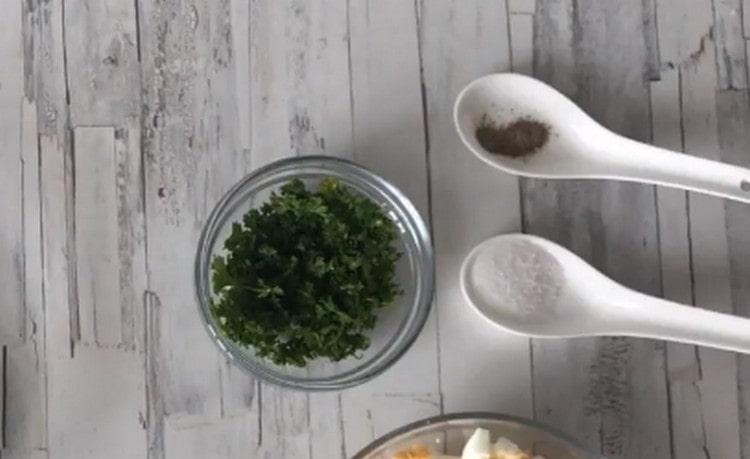 Pica finamente las hierbas frescas.