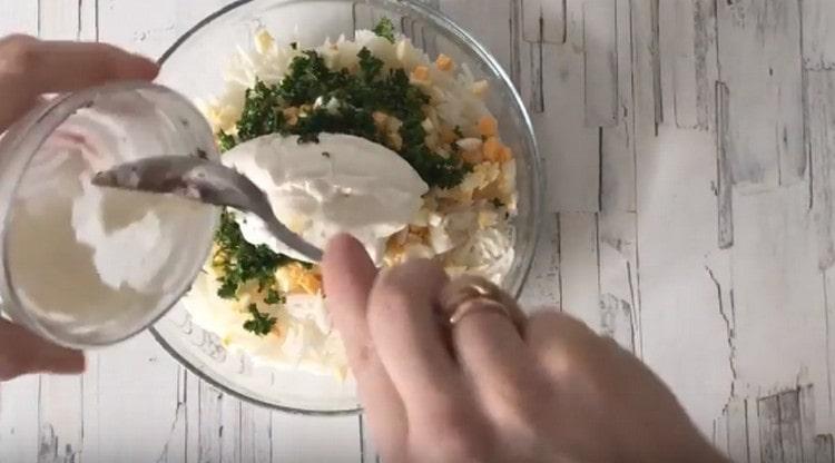 Llenamos el relleno con crema agria.