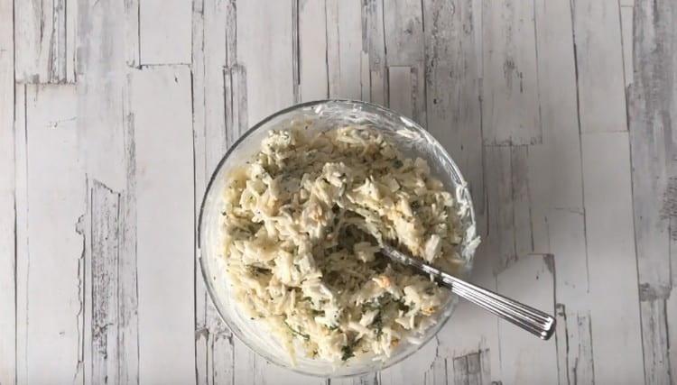 Agregue sal y pimienta al gusto, mezcle.