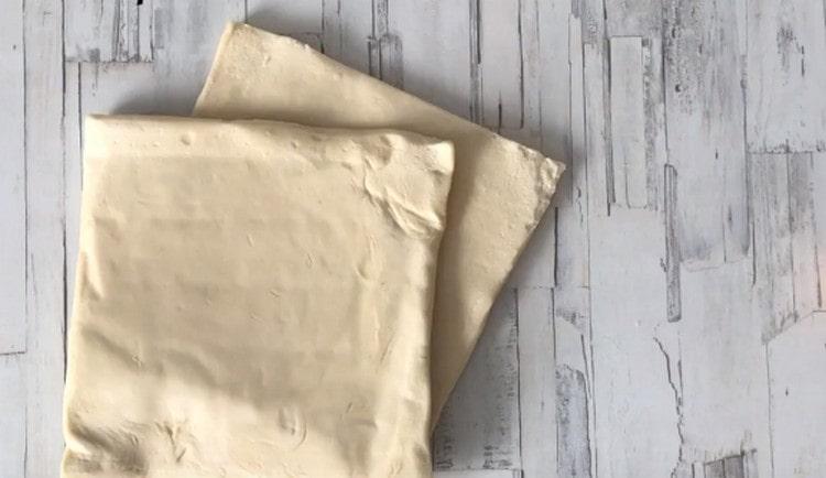 Descongele dos hojas de masa de levadura.