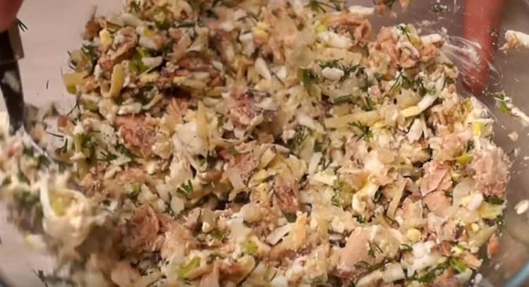 Vi kombinerer alle knuste komponenter til fyldning og sæson med mayonnaise.