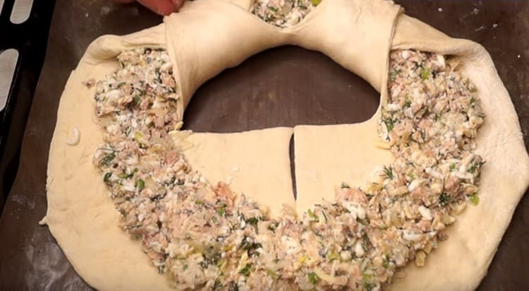 Sådan har du brug for at knive dejen på denne kage.