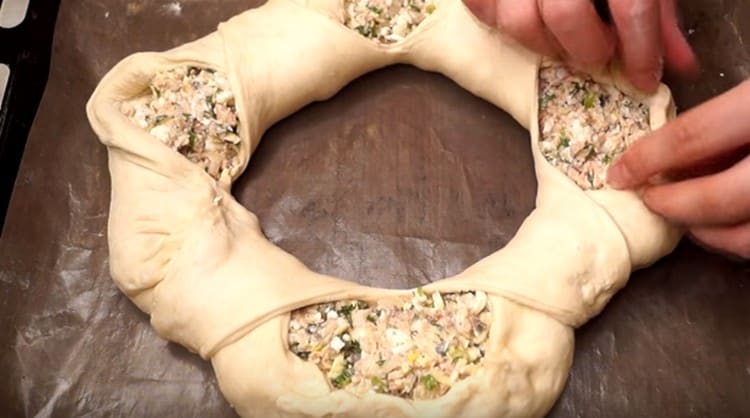 Vi vrider kanterne i nærheden af den fremspringende påfyldning, så den ikke falder ud.