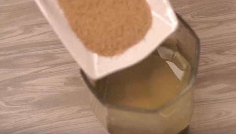 Tilsæt tør gær og sukker i varmt vand.