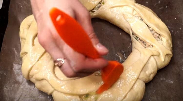 Smør kagen med et banket æg inden bagning.