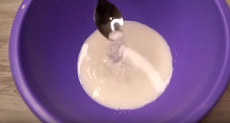 Tilsæt salt til varm mælk.