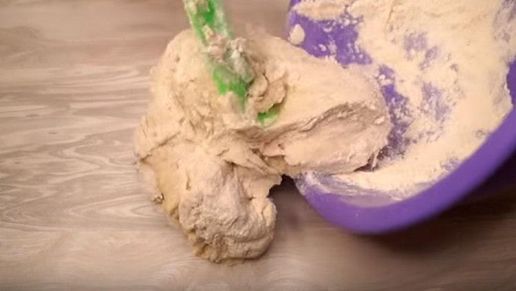 Tilsæt melet og æl dejen.