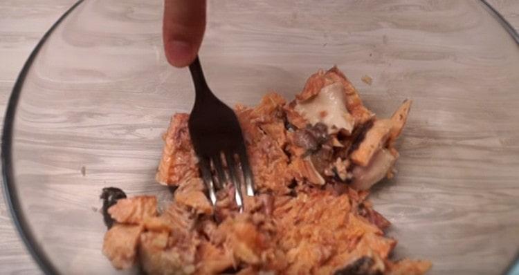 Æn den dåse fisk med en gaffel.