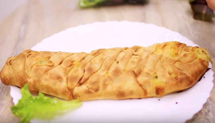 Innan du bakar kan du smörja pajen med ett ägg eller strö på smör och lägga i ugnen.